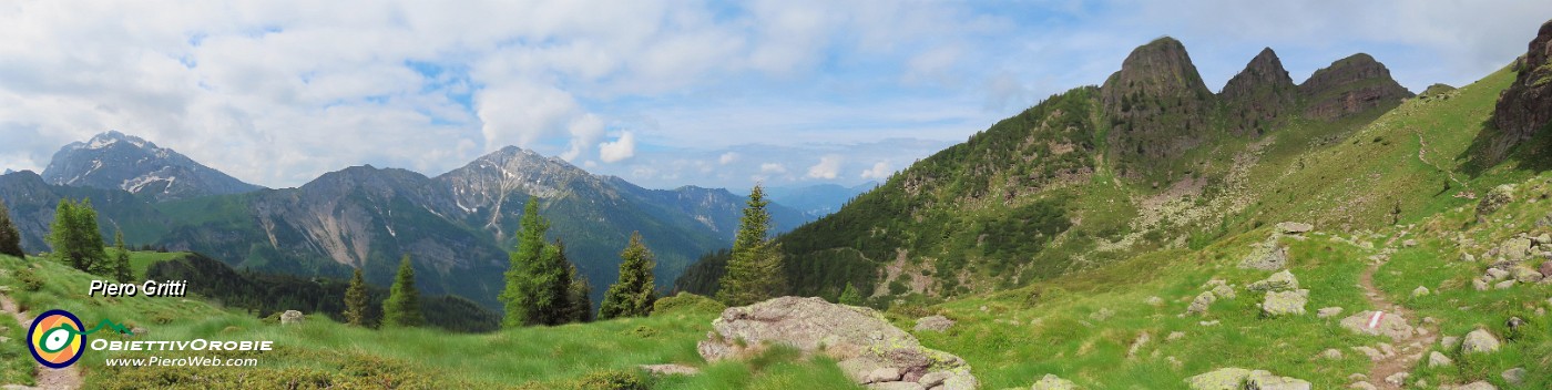 25 Panoramica sul Monte Campo con vista in Arera e Menna a sx, vallata dei Tre Pizzi a dx.JPG